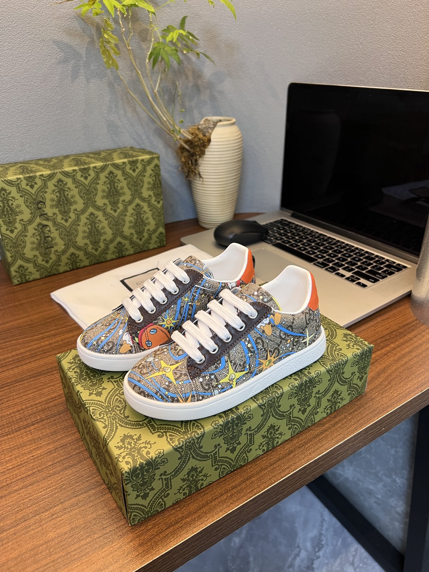 Children's shoes child